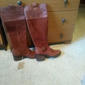 I am selling a beautiful pair of tall women's Leat